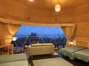 伊東市にあるIzu coco dome tent Ⅾ - Vacation STAY 90004vのベッドルーム1室(ベッド1台、大きな窓付)