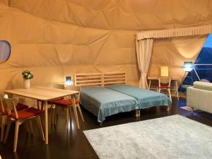Tempat tidur dalam kamar di Izu coco dome tent Ⅾ - Vacation STAY 90004v
