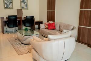 Megal Suites Hotel休息區