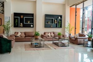 Megal Suites Hotel休息區