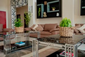 Megal Suites Hotel休息區