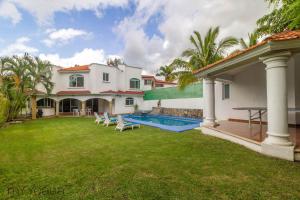 a backyard with a pool and a house at Hermosa casa con alberca/jacuzzi - C14 in Oaxtepec
