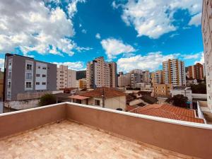 uma vista para uma cidade a partir do telhado de um edifício em Casa Única e Moderna Centro em Poços de Caldas