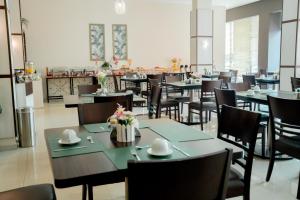 Megal Suites Hotel餐廳或用餐的地方