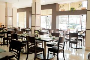 Megal Suites Hotel餐廳或用餐的地方