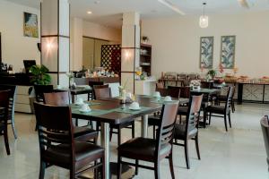 Megal Suites Hotel休息區