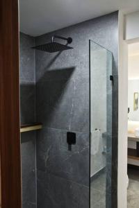 a bathroom with a shower with a glass door at Loft níquel en excelente ubicación! in San Luis Potosí