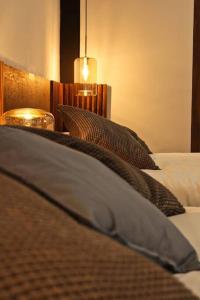 a bed with brown and white pillows on it at Loft níquel en excelente ubicación! in San Luis Potosí