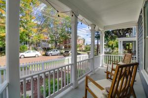 een veranda met 2 stoelen en uitzicht op een straat bij Cozy Virginia Home in Lynchburg Historic District! in Lynchburg