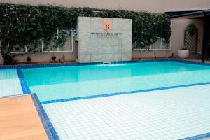 Megal Suites Hotel游泳池或附近泳池