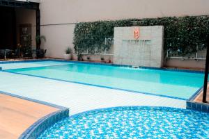 Megal Suites Hotel游泳池或附近泳池