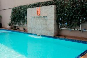 Megal Suites Hotel游泳池或附近泳池