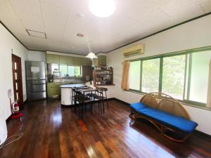 eine Küche und ein Esszimmer mit einem Tisch und Stühlen in der Unterkunft HolidayCottage”BANSHIRO” - Vacation STAY 10623v in Setouchi