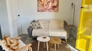 sala de estar con sofá y mesa en Casita Malacitano, Caminito del Rey, en Valle de Abdalajís