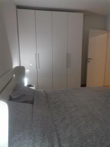 A bed or beds in a room at MDM Apartman Vrnjačka Banja