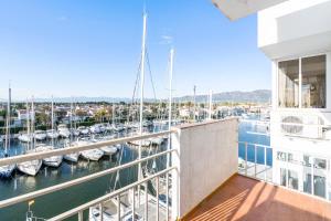 einen Balkon mit Blick auf den Yachthafen in der Unterkunft Apartamento WELCS EMP-096- con vistas al canal in Empuriabrava