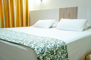 Megal Suites Hotel房間的床