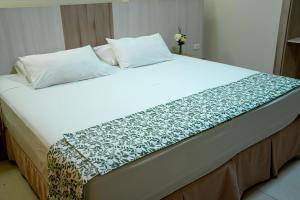 Megal Suites Hotel房間的床