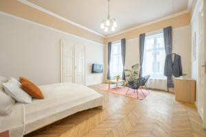 1 dormitorio con 1 cama en una habitación con ventanas en Best Seasons Andrássy, en Budapest