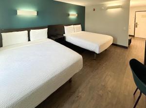 Studio 6 Suites Carson, CA客房内的一张或多张床位