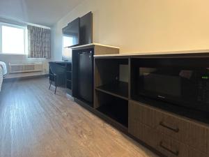 Studio 6 Suites Carson, CA客房内的一张或多张床位