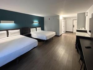 Studio 6 Suites Carson, CA客房内的一张或多张床位