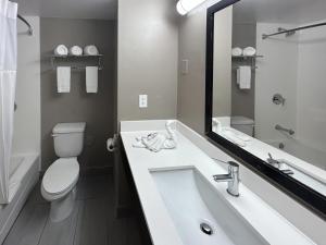 Studio 6 Suites Carson, CA的一间浴室