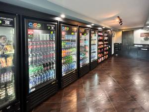 un corridoio di un negozio di alimentari con diverse macchine per le bibite di Studio 6 Carson, CA a Carson