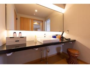 a bathroom with a sink and a large mirror at 〜Ｇｒａｎｄｐｉａ Ｒｅｓｏｒｔ ＯＵＧＩＹＡＭＡ〜 - Vacation STAY 51006v in Beppu