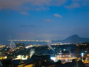 a view of a city at night with lights at 〜Ｇｒａｎｄｐｉａ Ｒｅｓｏｒｔ ＯＵＧＩＹＡＭＡ〜 - Vacation STAY 51002v in Beppu