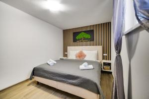 ein Schlafzimmer mit einem Bett mit zwei Handtüchern darauf in der Unterkunft Milan&Eva in Svätý Jur