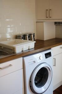 een keuken met een wasmachine en een aanrecht bij Boutique 2 Bedroom Apartment In Pontcanna Cardiff in Cardiff