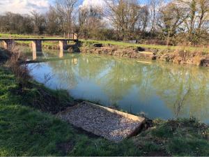 mała rzeka z mostem w tle w obiekcie Peaceful Holiday Lodge with Hot Tub w mieście Lincolnshire