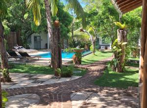 Blick auf den Innenhof des Resorts mit Pool in der Unterkunft Kandalama Lodge in Dambulla
