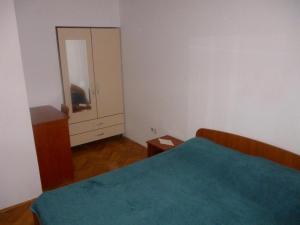 um quarto com uma cama, uma cómoda e um espelho em Apartment Mate em Korčula