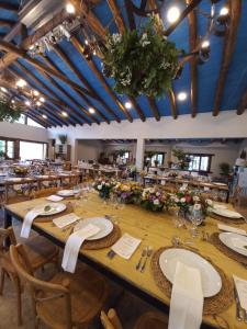 een grote eetkamer met een grote tafel met stoelen bij Hotel Casa De Campo in Santa Cruz