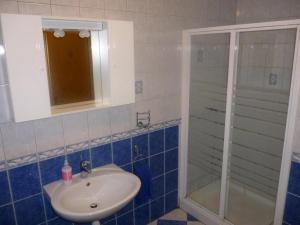 uma casa de banho com um lavatório e um chuveiro em Apartment Mate em Korčula