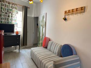 - un salon avec un canapé et une télévision dans l'établissement CasaCholina, à Santa Cruz de Tenerife