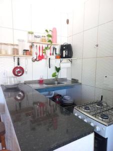 uma cozinha com um fogão e uma bancada em Na Praia em Morro de São Paulo