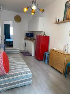 Il comprend un salon avec un réfrigérateur rouge et une cuisine. dans l'établissement CasaCholina, à Santa Cruz de Tenerife