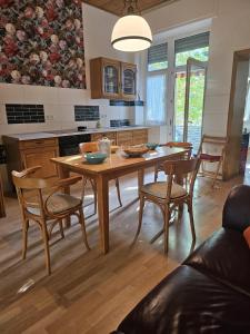 uma cozinha com uma mesa de madeira e cadeiras em 2Schlafzimmer, Wohnküche&Balkon em Oberhausen