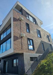 un bâtiment en briques avec un escalier en face de celui-ci dans l'établissement Evo Residence Panoramic, à Cluj-Napoca