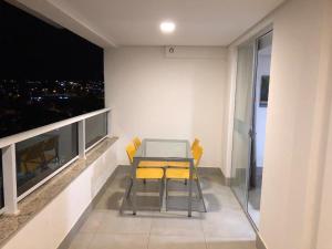 a table and chairs in a room with a view at 2 DORMITÓRIOS FRENTE AO THERMAS DOS LARANJAIS in Olímpia