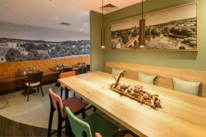 - une salle à manger avec une table et des chaises en bois dans l'établissement Best Western Hotel Wetzlar, à Wetzlar