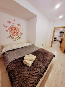 um quarto com uma cama com duas toalhas em Apartamenty Centrum Zabrze Super Mario em Zabrze