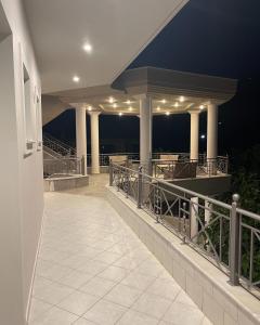 un balcón de una casa por la noche con luces en Staikos, en Ligia