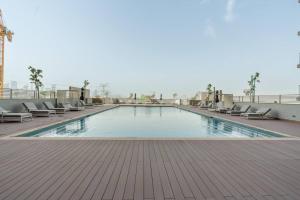 Bazén v ubytování 1 Bedroom -Sauna - Pool - Sobha Waves - Dubai nebo v jeho okolí