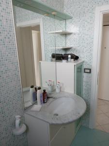ein Bad mit einem Waschbecken und einem Spiegel in der Unterkunft Casa di Giorgio in Pesaro