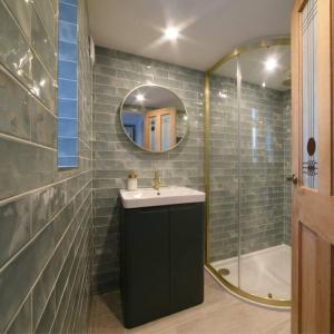 Ένα μπάνιο στο Gorwel is an Art Deco 1930s villa with sea views +25 φωτογραφίες