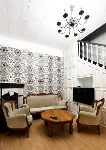 sala de estar con 2 sillas y chimenea en KING Apartments in city centre, en Leópolis